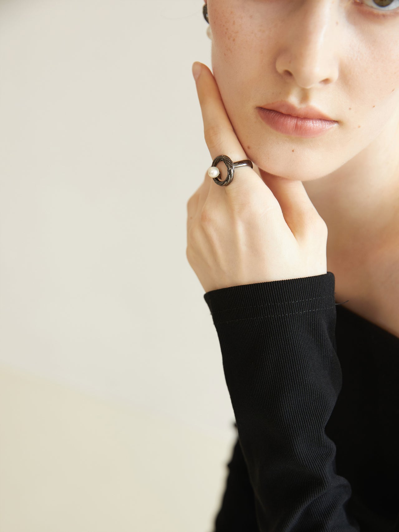 Black Silver Floating Pearl Ring